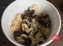 Lily Illustration of how to stew two ears 3