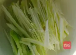 Illustration of how to make shredded pork in Beijing sauce 3