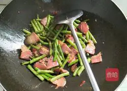 Illustration of how to make dried bacon and stir-fried beans 10