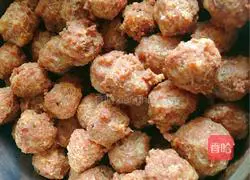 Illustration of how to make dry fried small meatballs 6
