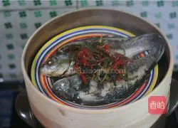 Illustration of how to steam crucian carp in perilla casserole 10