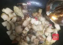 Illustration of how to make braised pork with potatoes 2