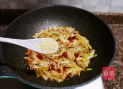 Illustration of how to make fried shredded pork with chives 10