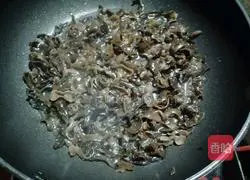 Illustration of how to make fried fungus with cucumber 6