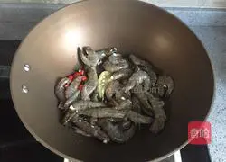 Illustration of how to make braised prawns fermented with wine 7