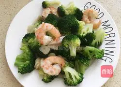 Illustration of how to make fried broccoli with shrimps 10