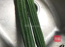 Illustration of how to cook loofah with fried meat 7