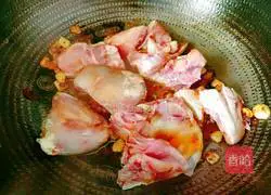 Illustration of how to stew fish head with lettuce 11