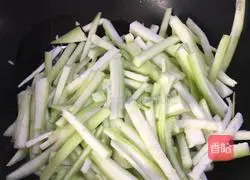 Illustration of how to cook loofah with fried meat 18