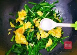 Illustration of how to make fried eggs with leeks 11