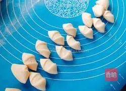 Illustration of how to make leek and pork dumplings 8