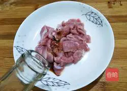 Illustration of how to make fried pork slices with green and red pepper and zucchini 4