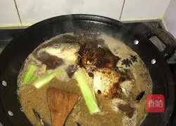 Illustration of how to stew fish in iron pot 11