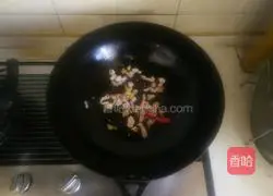 Illustration of how to stir-fry shredded pork with lettuce and green pepper 5