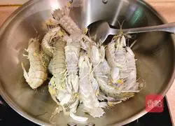 Illustration of how to make garlic shrimps 6