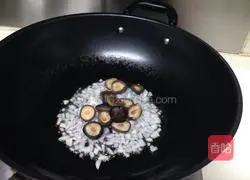 Illustration of how to make double mushrooms in oyster sauce 7