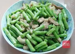 Illustration of how to make stir-fried cowpeas and meat 7