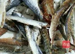 Illustration of how to make spicy dried fish 2