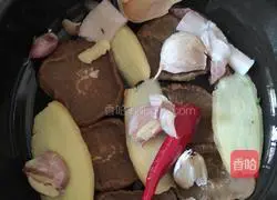 Illustration of how to make stuffed eel head in casserole 1