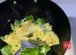 Illustration of how to make fried eggs with vegetables, peppers, shrimps 7