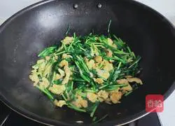 Illustration of how to make fried eggs with chives 6