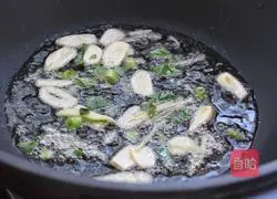 Illustration of how to make fried chicken gizzards with celery 5