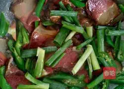 Illustration of how to stir-fry bacon with pepper 4