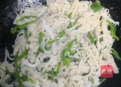 Illustration of how to make wolfberry mixed with tripe 5