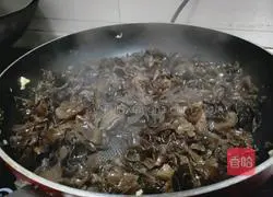 Illustration of how to make scrambled eggs with black fungus 3