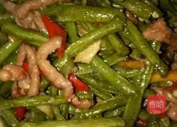 Illustration of how to stir-fry cowpeas with shredded red pepper and pork 4