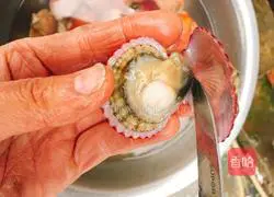 Illustration of how to make garlic vermicelli scallops 2