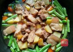 Illustration of how to make potato and green bean stew 2