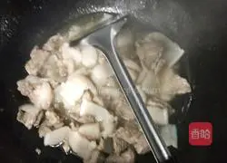 Illustration of how to make fried pork slices with chili noodles 3