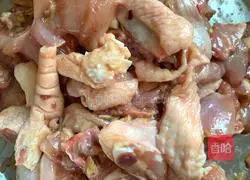 Illustration of how to make mushroom stewed chicken 2