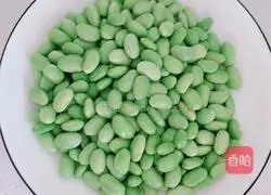 Illustration of how to make stir-fried chicken with edamame 1