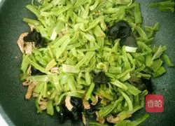 Illustration of how to make stir-fried shredded pork with dried moss 3