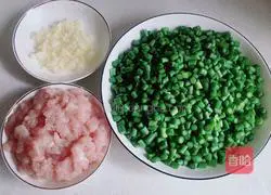 Illustration of how to stir-fry minced pork with garlic moss 1