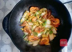 Illustration of how to make Chinese stir-fry shrimp and cabbage in iron pot 9
