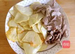 Illustration of how to make oily meat and potato slices 8