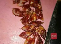 Illustration of how to stir-fry spicy shrimps with mushrooms and sausage 1