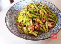 Illustration of how to stir-fry shredded pork with garlic moss 8