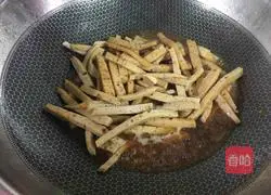 Illustration of how to make garlic-fried pork strips 3
