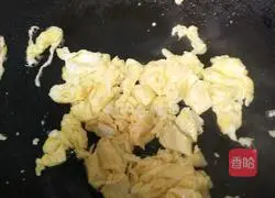 Illustration of how to make scrambled eggs with tomatoes 3