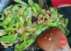 Illustration of how to make fried pork with chili pepper 9