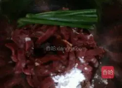 Illustration of how to stir-fry beef tenderloin with tea tree mushroom 3