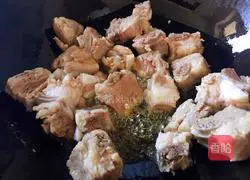 Illustration of how to make ribs, potatoes and beans stewed 6