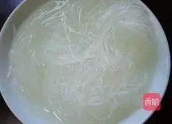 Illustration of how to make steamed scallops with garlic vermicelli 1