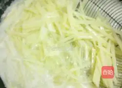 Illustration of how to stir-fry shredded potatoes 2 
