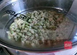 Illustration of how to make steamed dumplings with spiced green beans 10