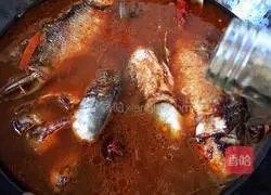 Illustration of how to make braised crucian carp and tofu in soy sauce 10